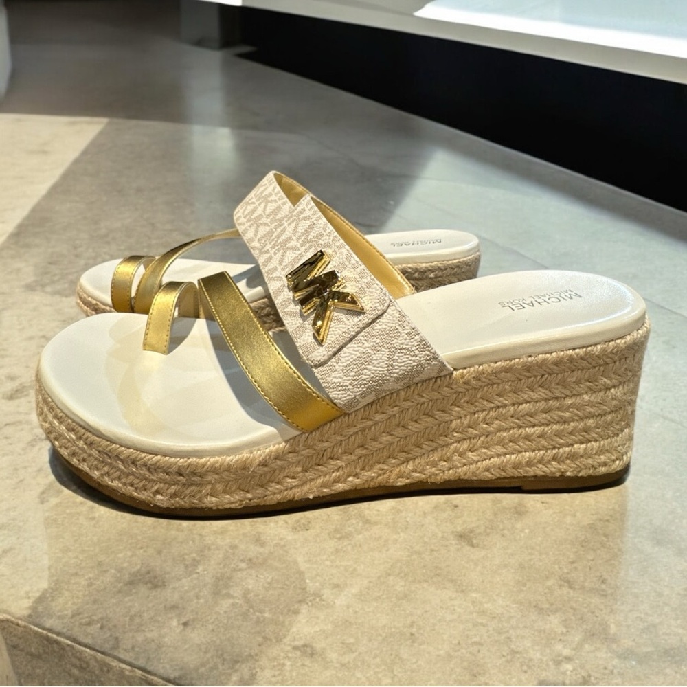MICHAEL KORS Toe Thong Pale Gold Tumbled Leather Sandals